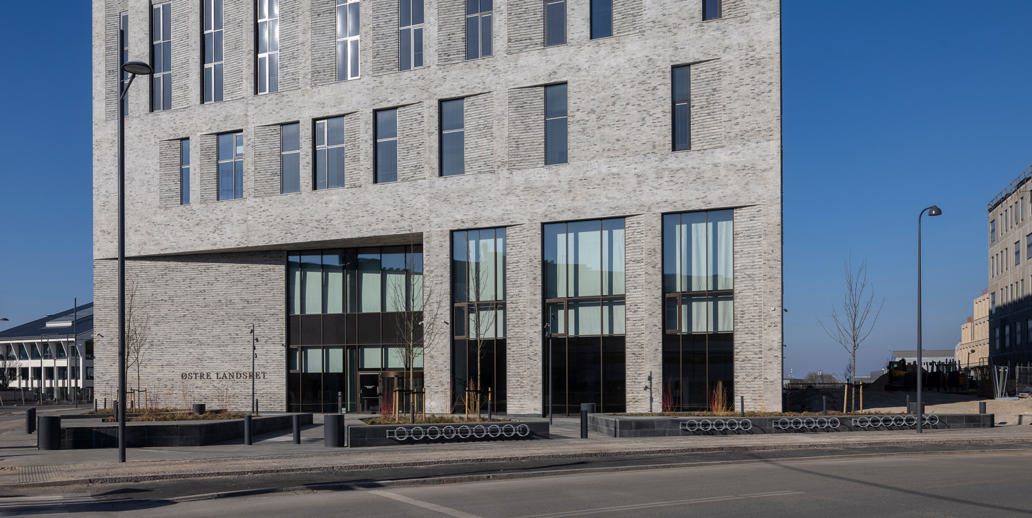 Sikringspullerter i dansk design foran bygning